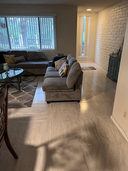 Building Photo - 790 W Mesa Verde Dr