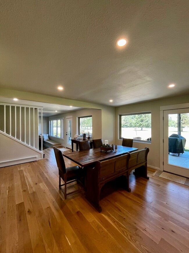 Building Photo - Executive Rental on Riverside Country Club...
