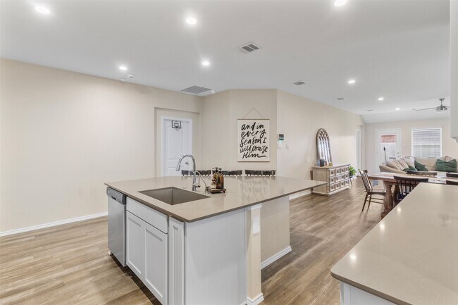 Building Photo - 1008 Llano Trl