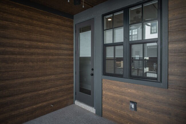 Building Photo - 2 BR 2.5 BA- Downtown Greenville Townhome- FOR RENT