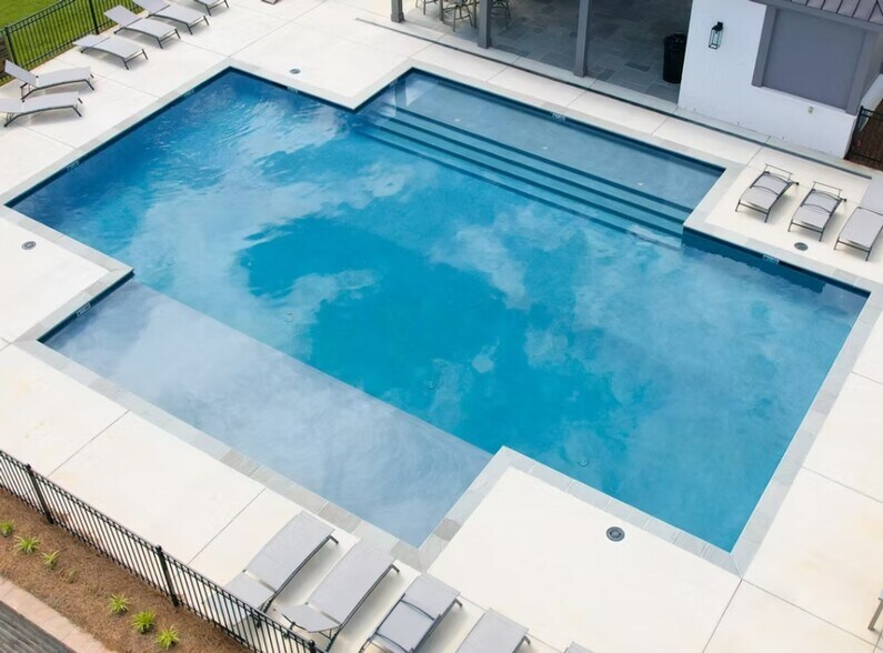 Community Pool - 703 Southview Dr