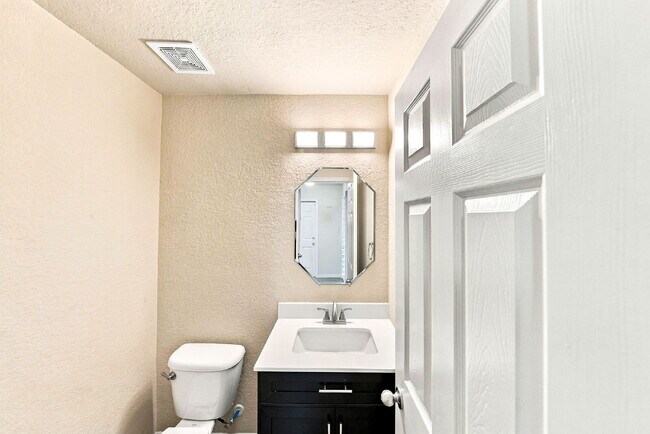 Building Photo - VIEWS VIEWS VIEWS! Ask about our rent incentives and Book your self guided tour today!