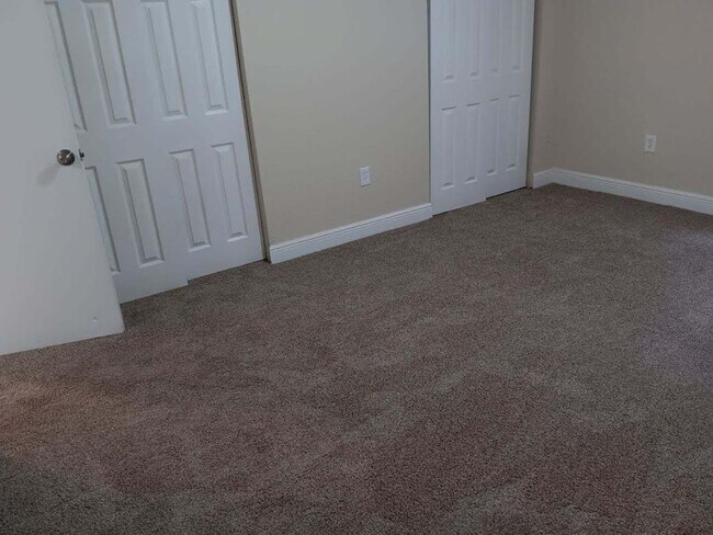 Building Photo - Open and airy 2 bedroom single story unit