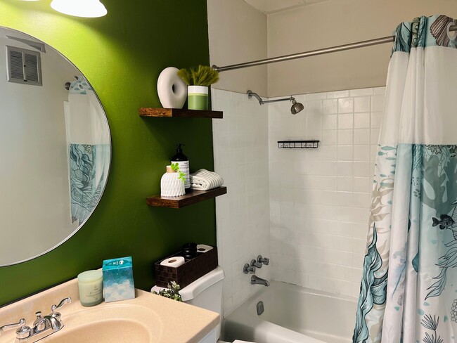 Building Photo - 2025 E Greenwich Ave