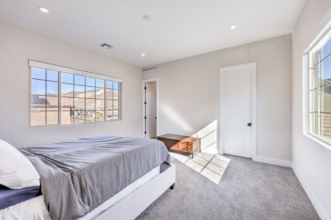 Building Photo - Exquisite 6-bed/ 6-bath residence nestled within the prestigious, guard-gated community of Revere...