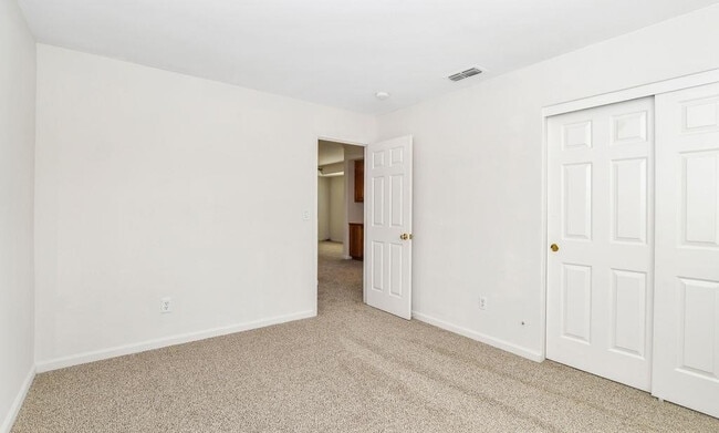 Building Photo - 2325 Cambridge Dr