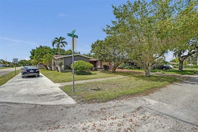 Building Photo - 1700 N 47th Ave