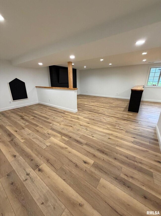 Building Photo - 2625 E 56th Ct