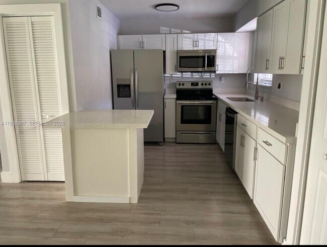 Building Photo - 8893 Fontainebleau Blvd