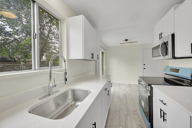 Building Photo - $2,195.00, 3-bed, 1-bath, located in Thorn...