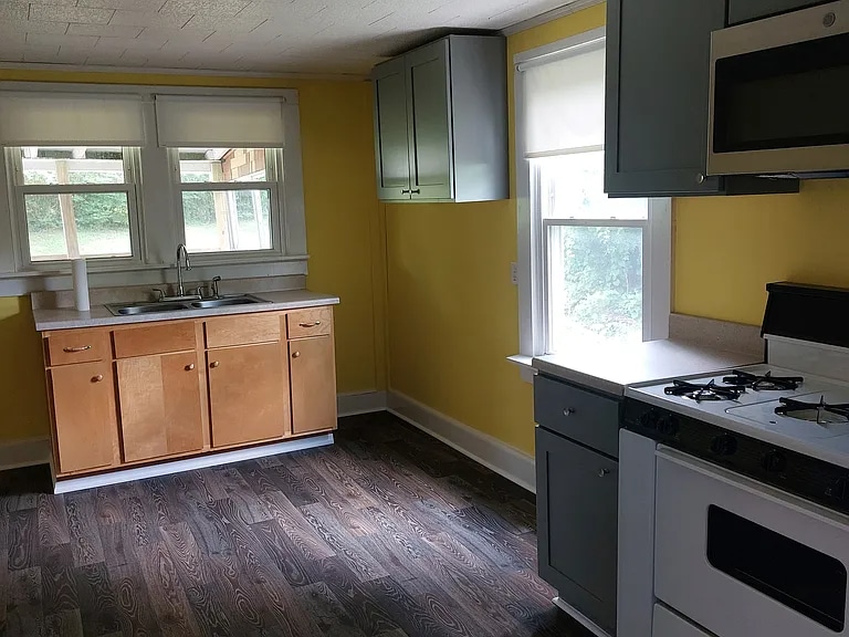 Building Photo - 236 Clyde St