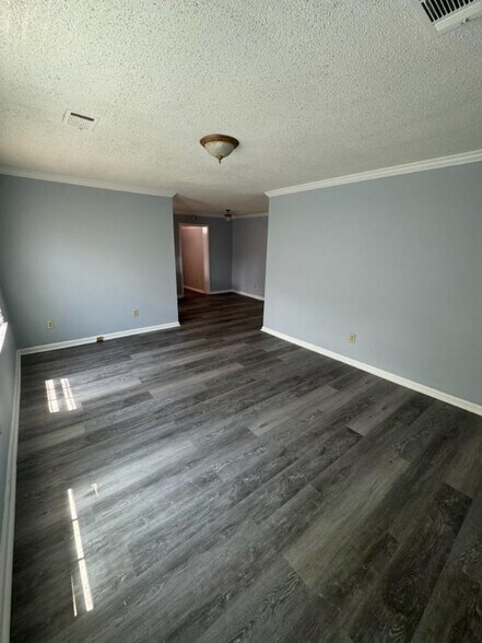 Building Photo - 5487 Bloomfield Rd