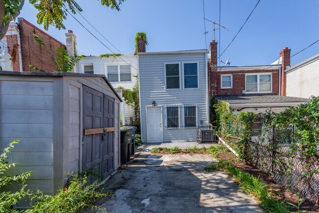 Building Photo - Trinidad Rowhome | 2 Bed | 1 Bath | 800 Sf | Large Fenced-In Front Porch & Fenced-in Backyard | 2...