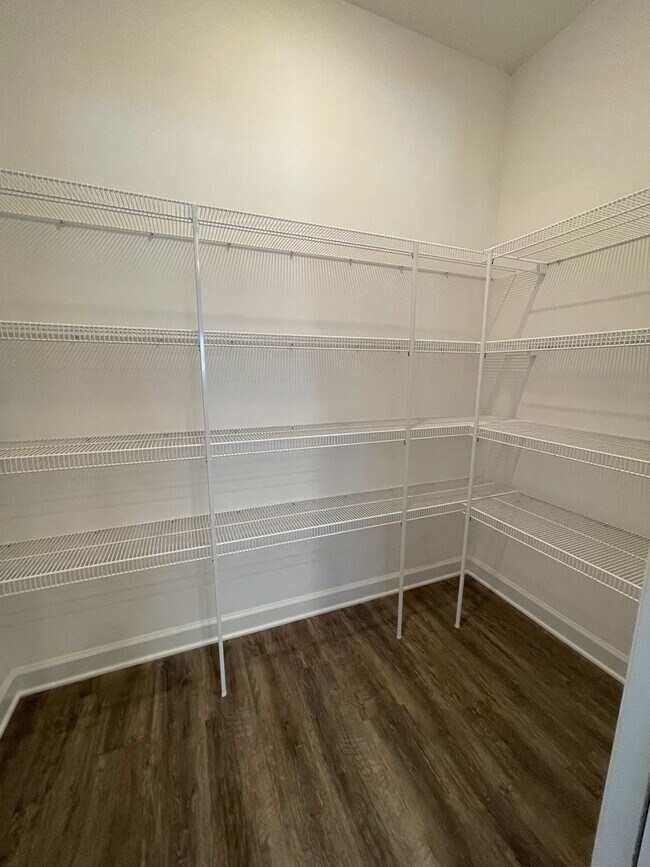 Building Photo - Spacious Luxury Townhome! Outstanding Loca...