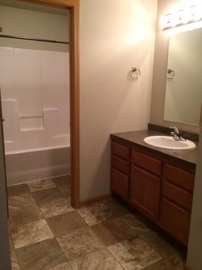 Building Photo - 2 Bedroom Condo!