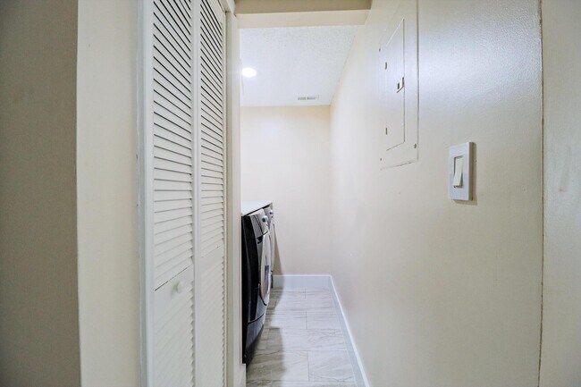 Building Photo - 450 Palm Cir W