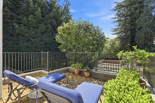 Building Photo - 566 E Crescent Dr