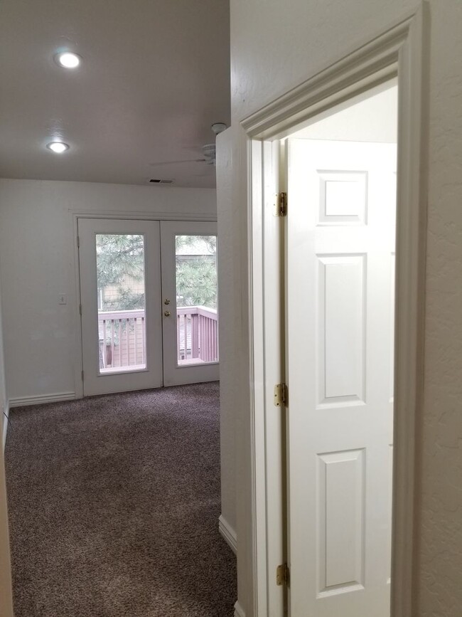 Building Photo - Westside 4 Bed, 2.75 Bath Townhouse w/Gara...