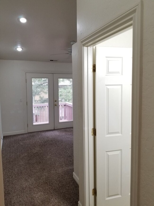 Building Photo - Westside 4 Bed, 2.75 Bath Townhouse w/Garage Next to NAU & CCC! Students OK! Avail. July 10th!