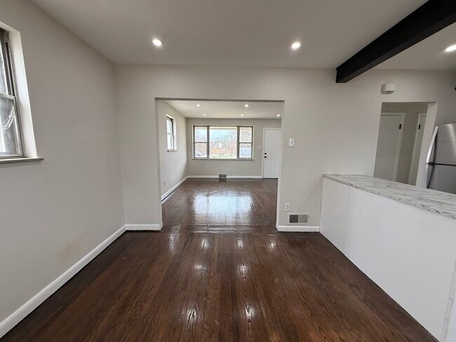 Building Photo - 36 Collins Ln