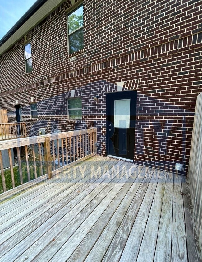 Building Photo - Two-bedroom Townhome!
