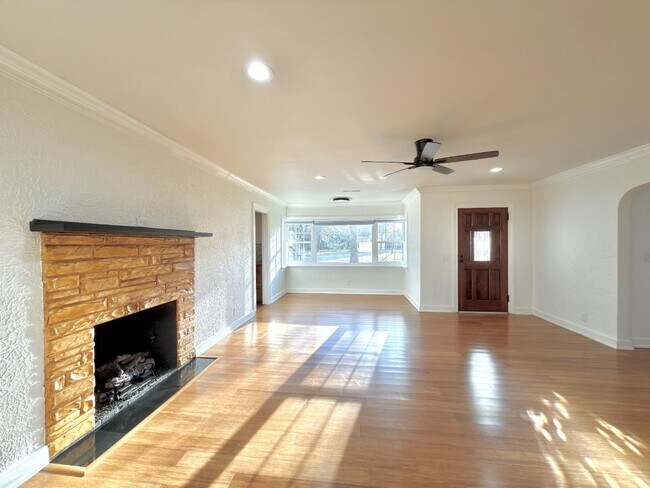 Building Photo - 1216 Eastwood Ave