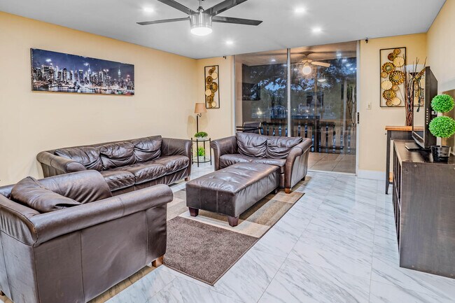 Building Photo - 3710 Inverrary Dr