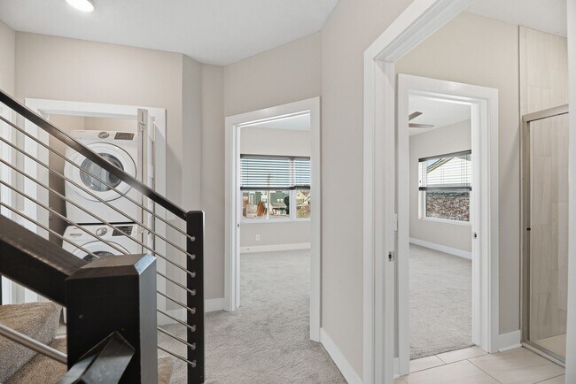 Building Photo - Stylish Midtown townhouse with stunning city views!