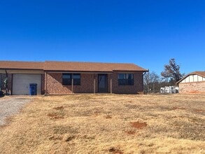 Building Photo - 928 N County Line Rd