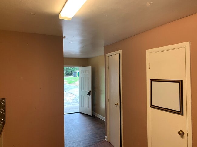 Building Photo - Move-in ready 1 Story Duplex located in th...