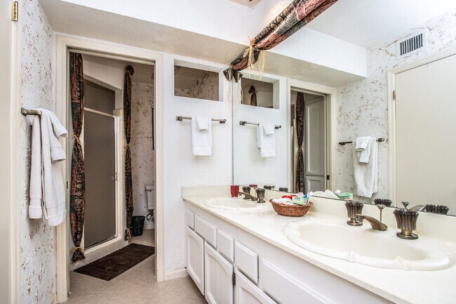 Building Photo - 7631 E Sandalwood Dr