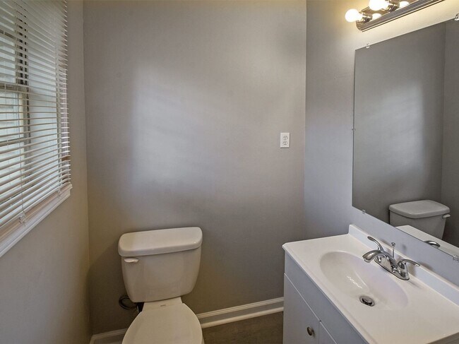 Building Photo - UPDATED & CUTE 3 bed, 2 bath home.