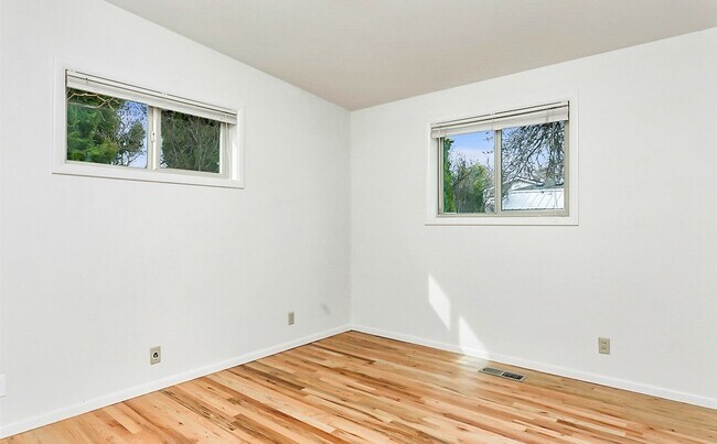 Building Photo - Beautiful 4 bedroom, 2 bath home in Southe...