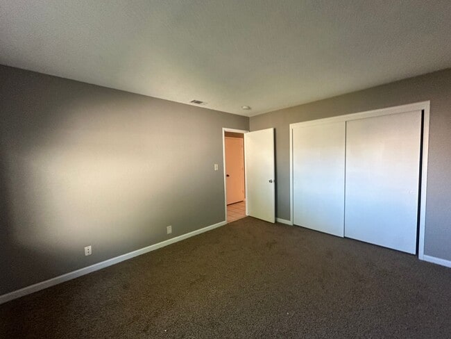 Building Photo - 1175 E Edison St