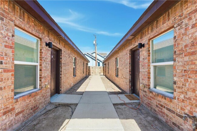 Building Photo - 12 Valeria St