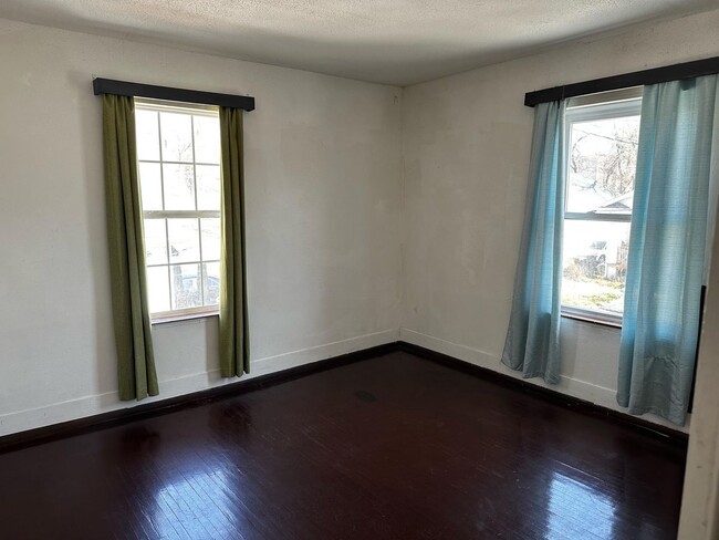 Building Photo - 3 bd, 1 ba house just north of downtown, w...
