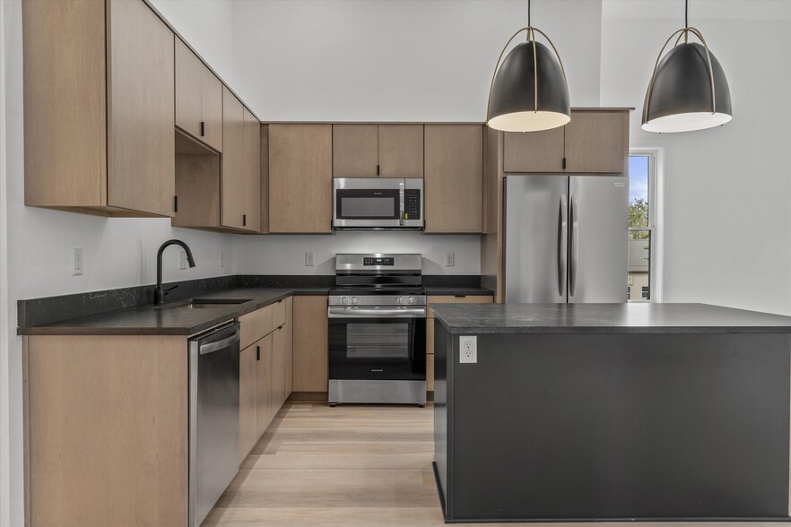 Building Photo - 308 Oak St