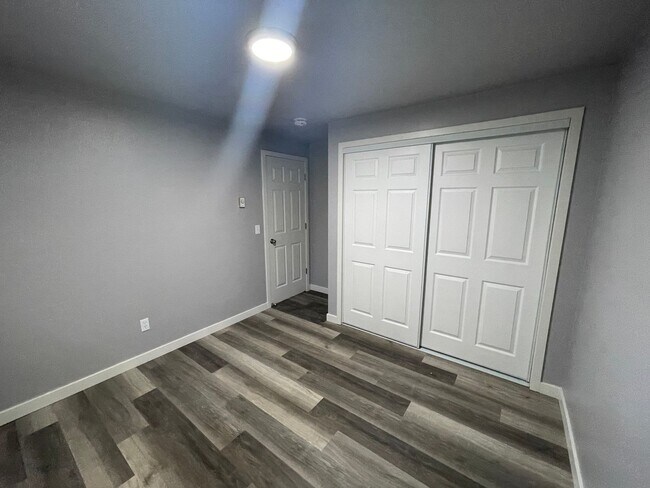 Building Photo - 5223-5225 N Pinegrove Ct