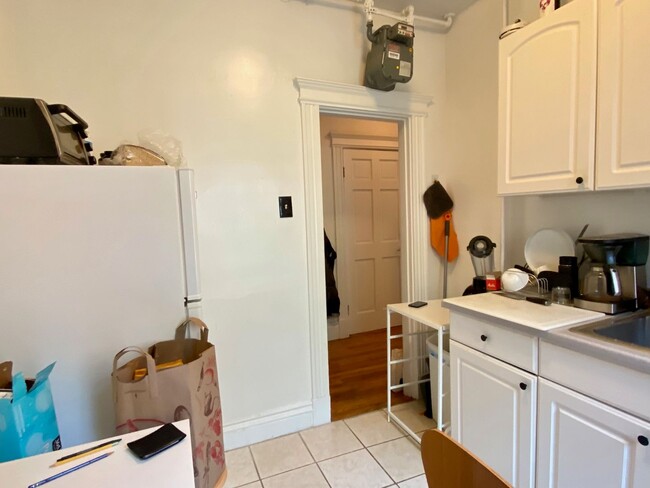 Building Photo - Nicely maintained, inexpensive studio in a...