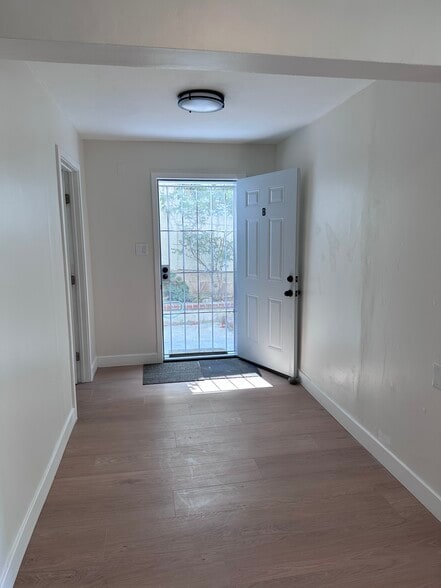 Front door with security screen - 1734 Prospect Ave