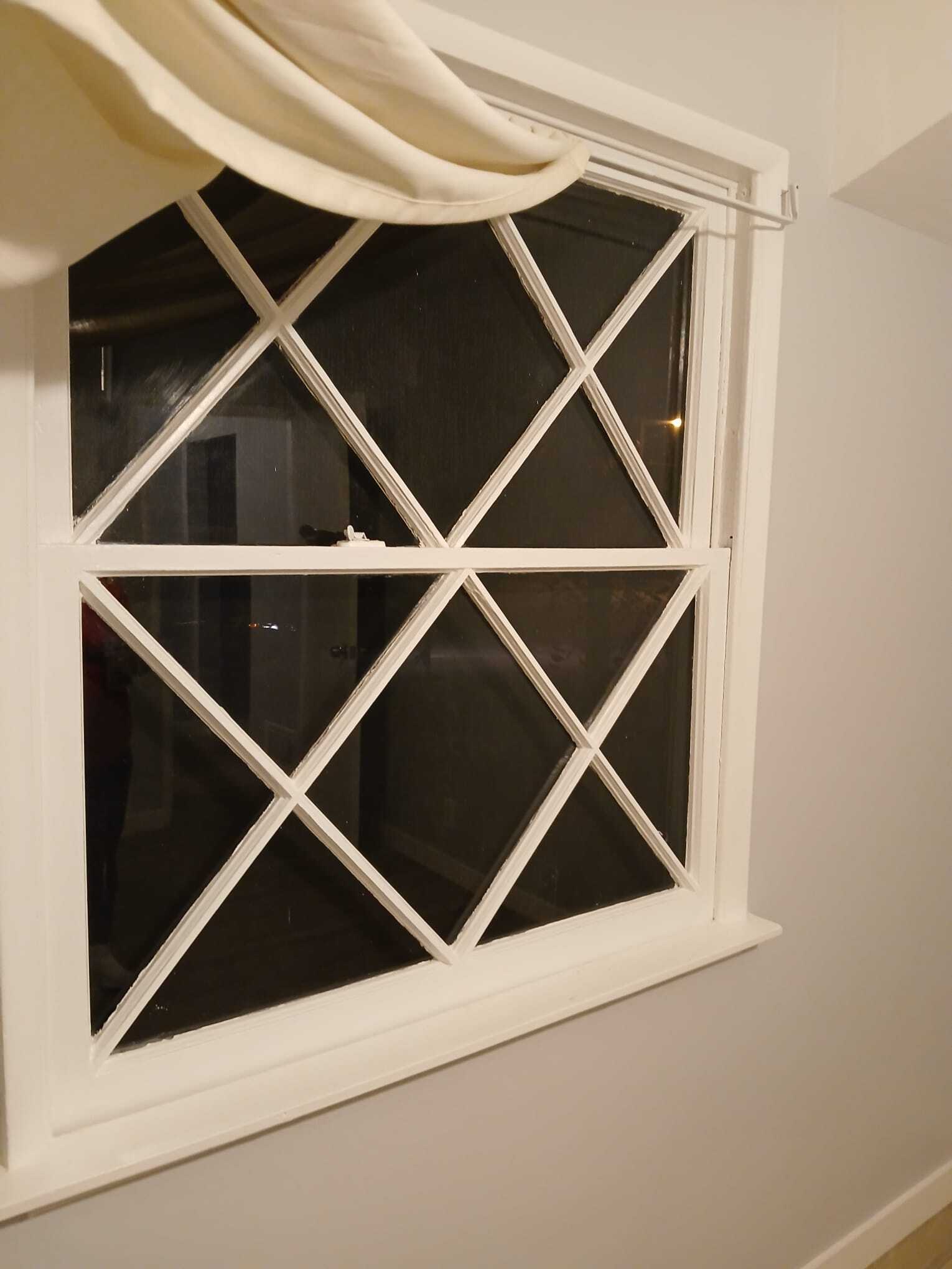 large beautiful windows - 13527 Burbank Blvd