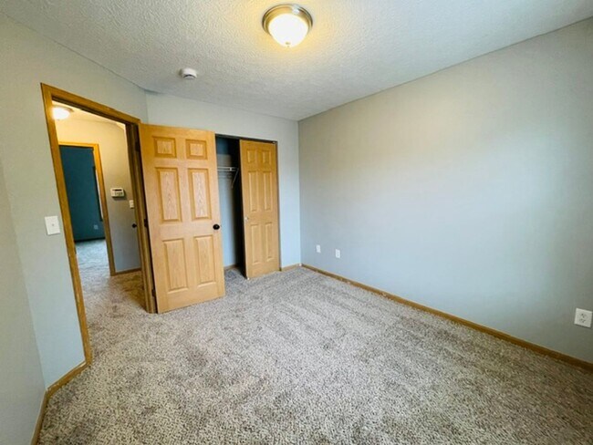 Building Photo - 8575 Fernbrook Dr