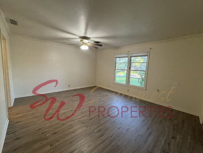 Building Photo - 4 bedroom 2 bath, great neighborhood! One ...