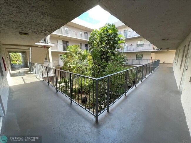 Building Photo - 2821 Somerset Dr