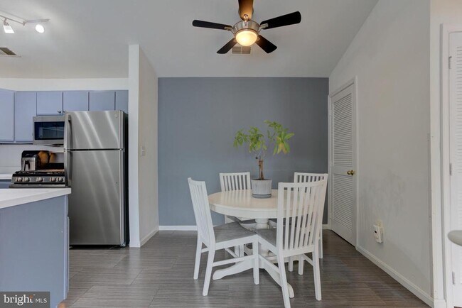 Building Photo - 645 Constellation Square SE