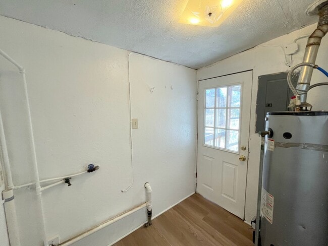 Building Photo - 3 Bedroom 1 Bathroom House