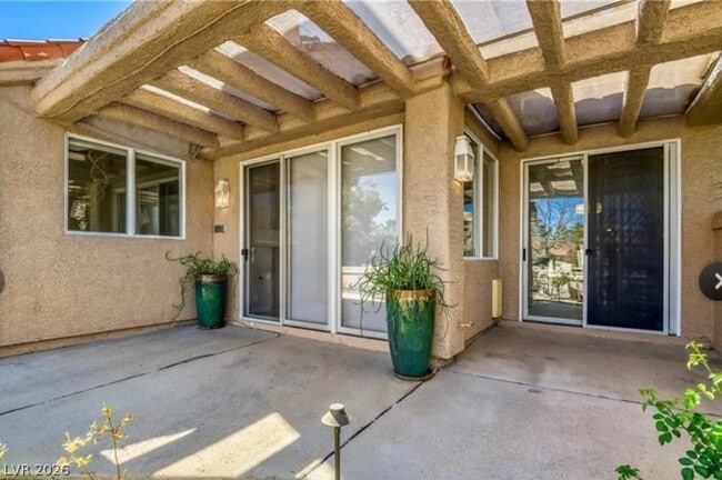 Building Photo - 8243 Round Hills Cir