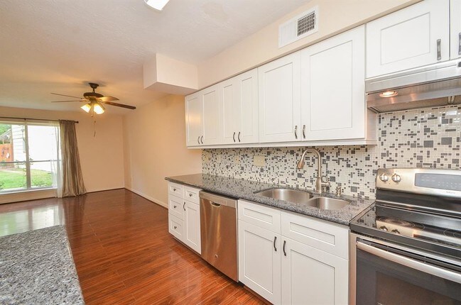 Building Photo - 2209 Bauer Dr