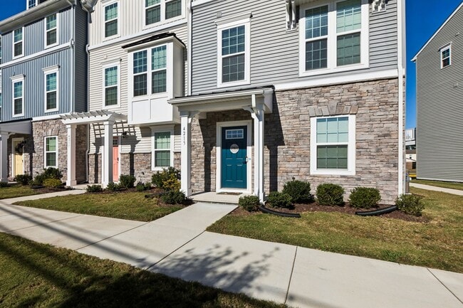 Primary Photo - Chesapeake, 3 bedrooms, End Unit- Quick Mo...