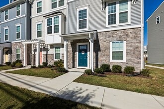 Building Photo - Chesapeake, 3 bedrooms, End Unit- Quick Mo...